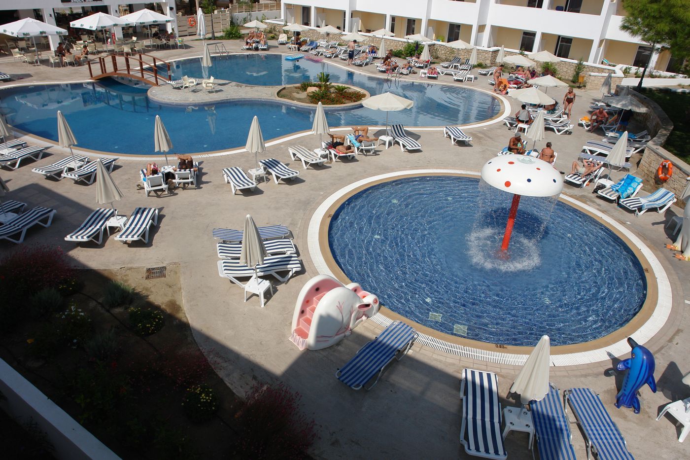Matina-Pefkos-Aparthotel-Pool-12
