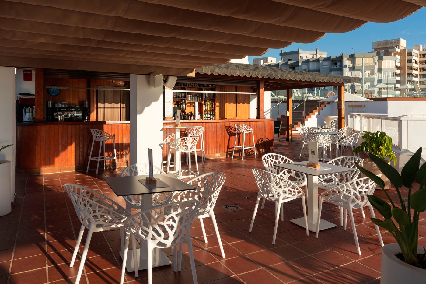 AluaSun-Lago-Rojo-Bar-10