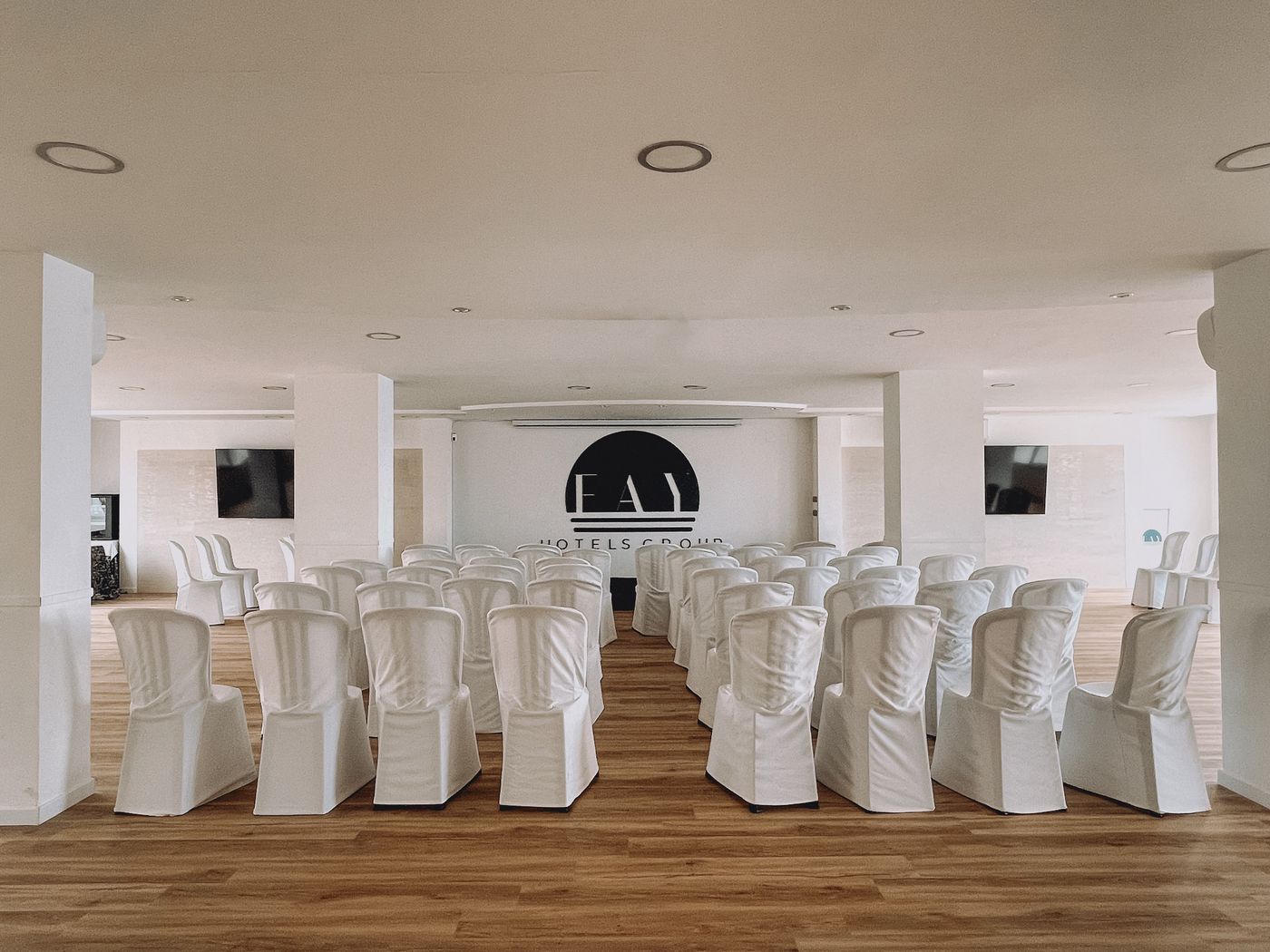 Fay-Victoria-Beach-Conferences-46