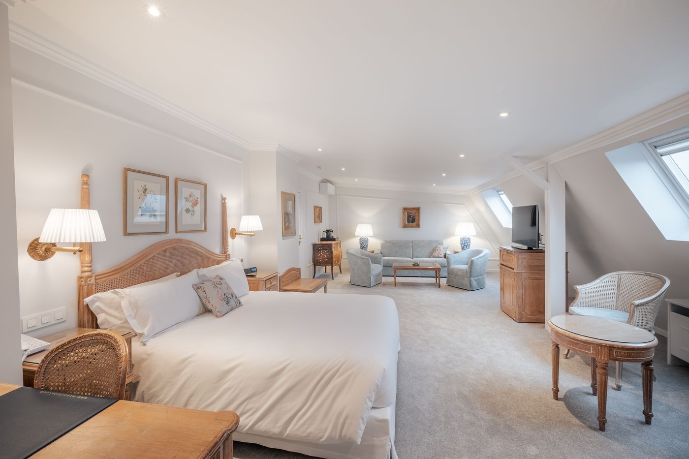 Manos-Stephanie-Hotel-Room-7