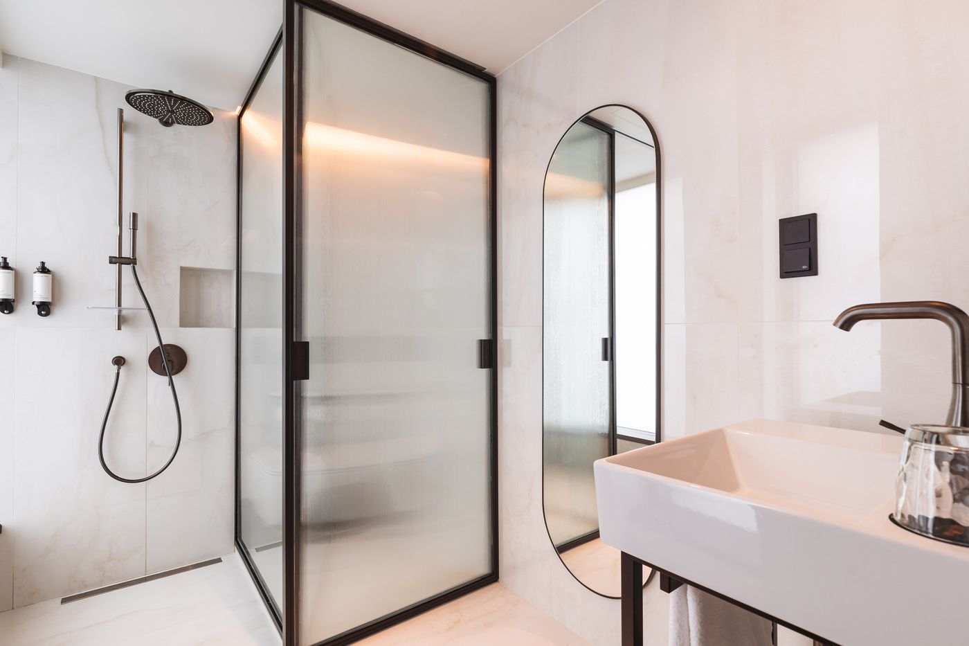 Luster-Hotel-Room-37