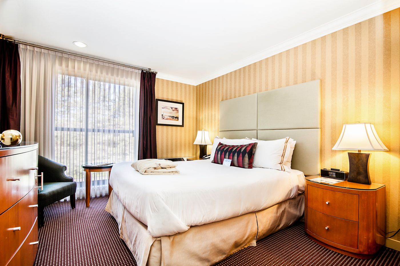 Executive-Suites-Hotel-Metro-Vancouver-Burnaby-Room-11