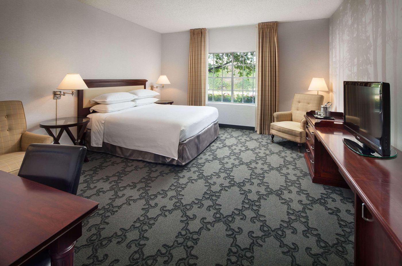 Anaheim-Majestic-Garden-Hotel-Room-16