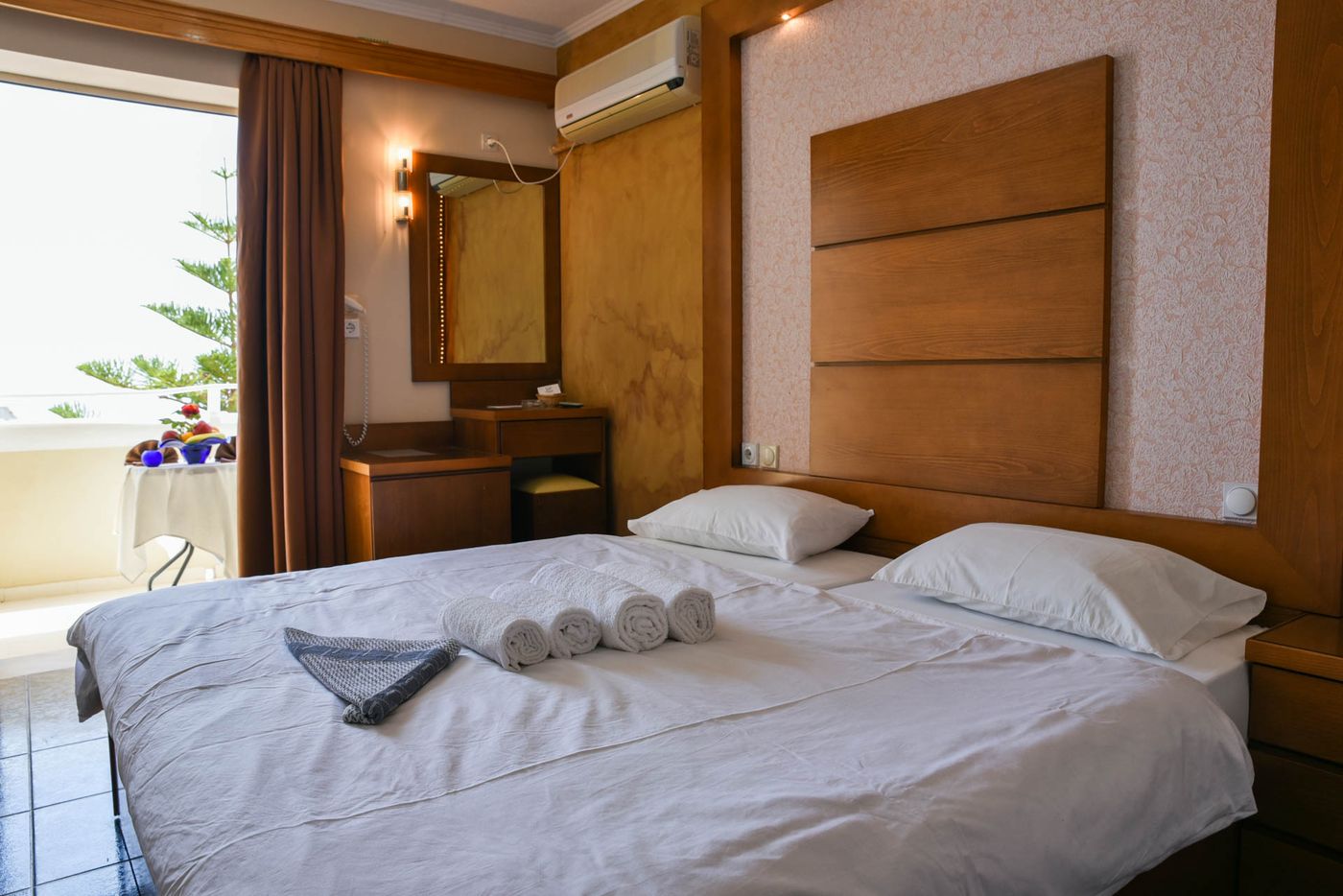 Sacallis-Inn-Beach-Hotel-Room-9