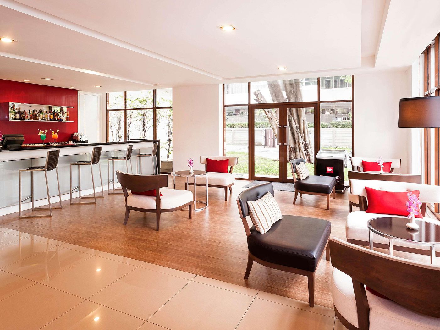 ibis-Bangkok-Riverside-Bar-13