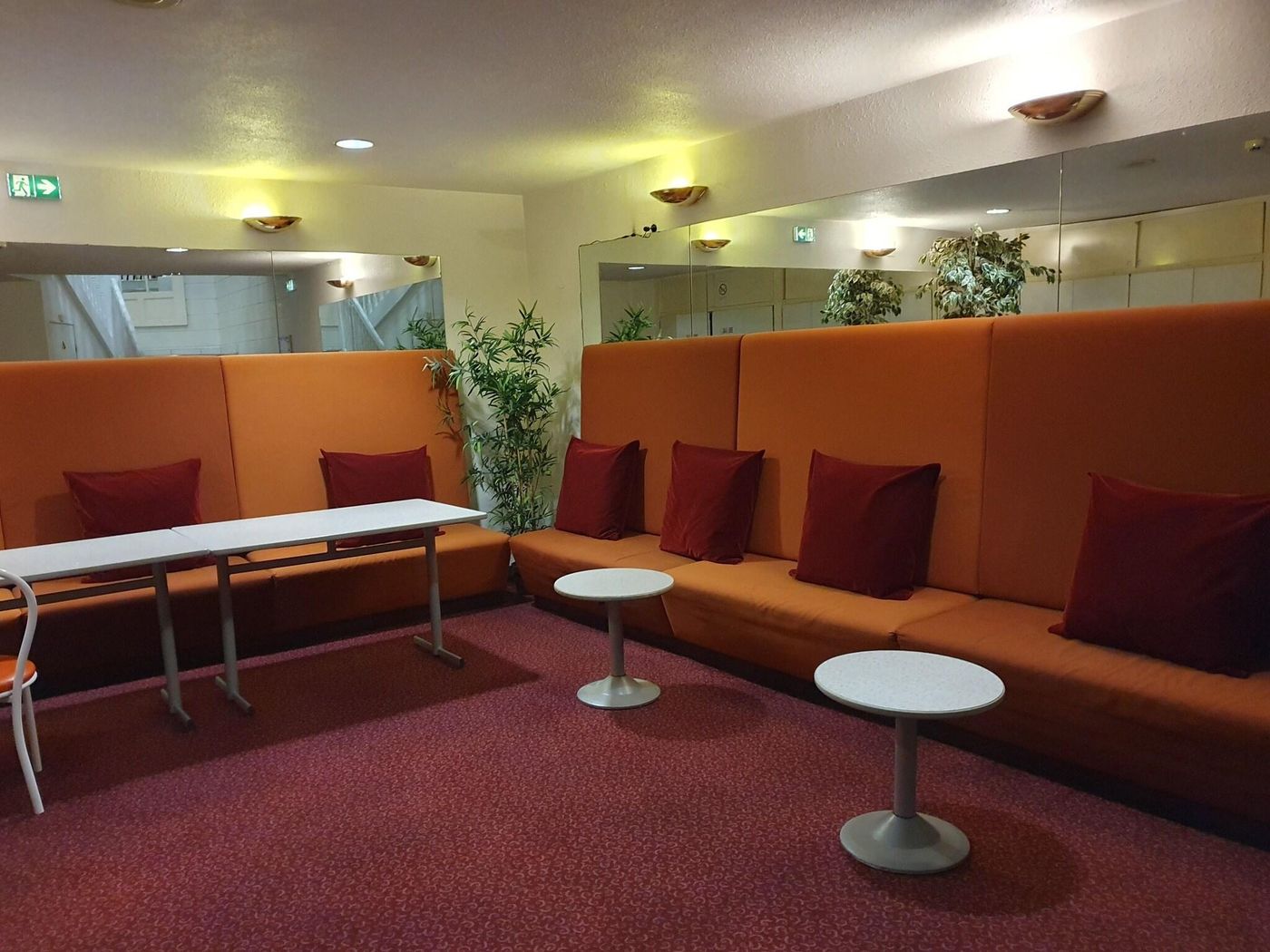 De Paris-France-LOURDES-Lobby-8