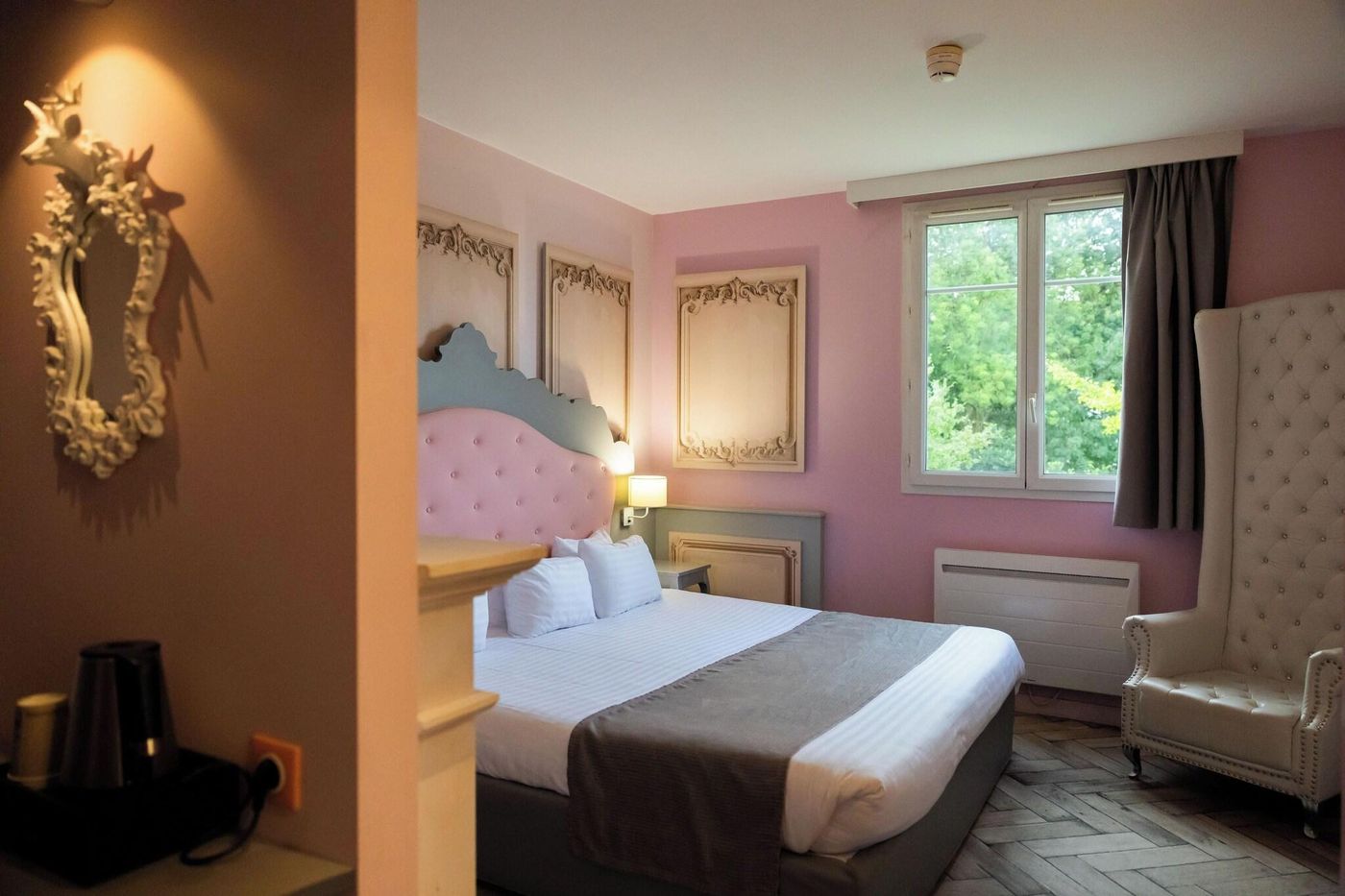 Explorers-Hotel-Room-23