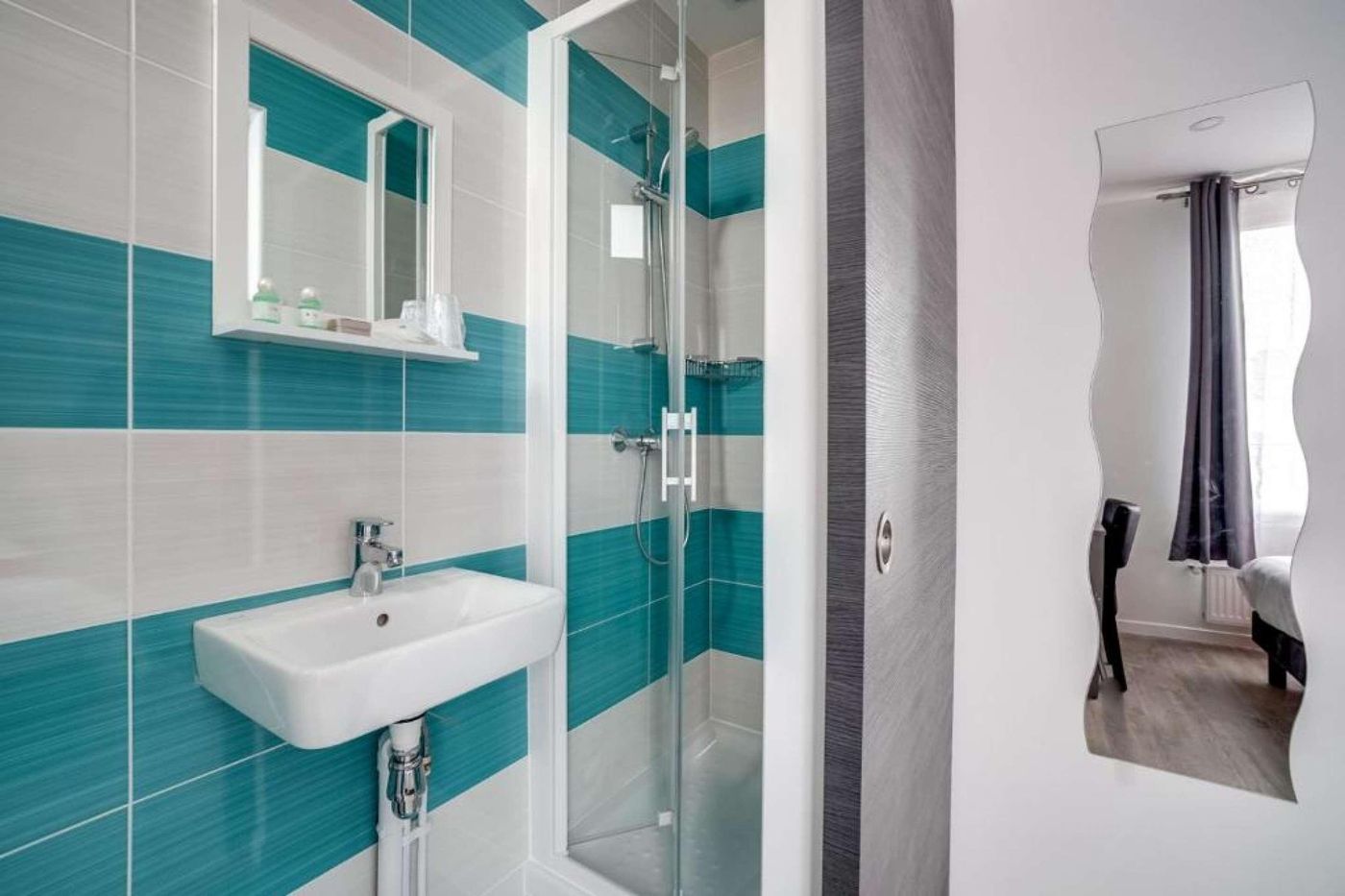 Paris-Hotel-Clichy-Room-17