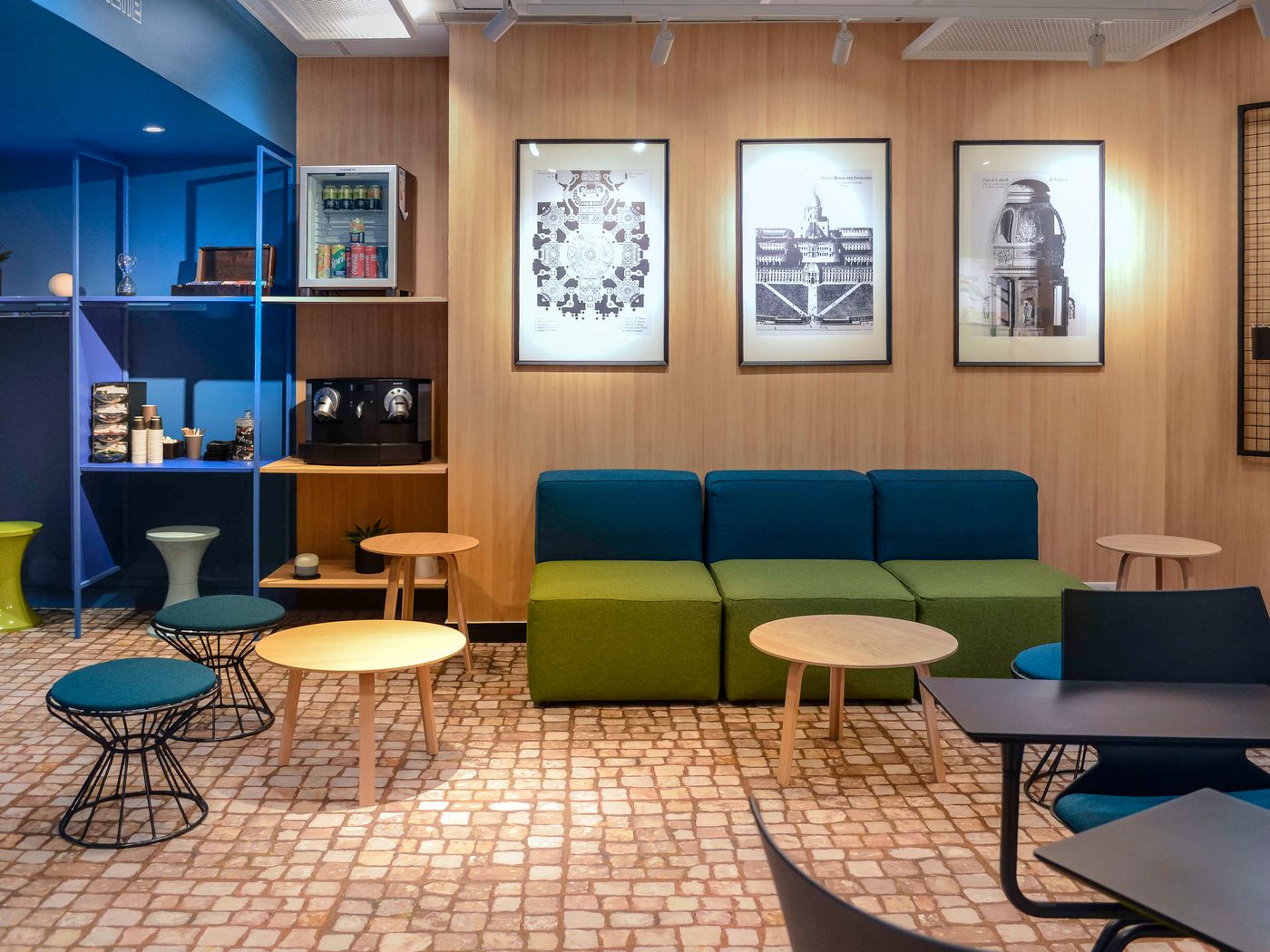 Ibis-Paris-Tour-Eiffel-Lobby-13