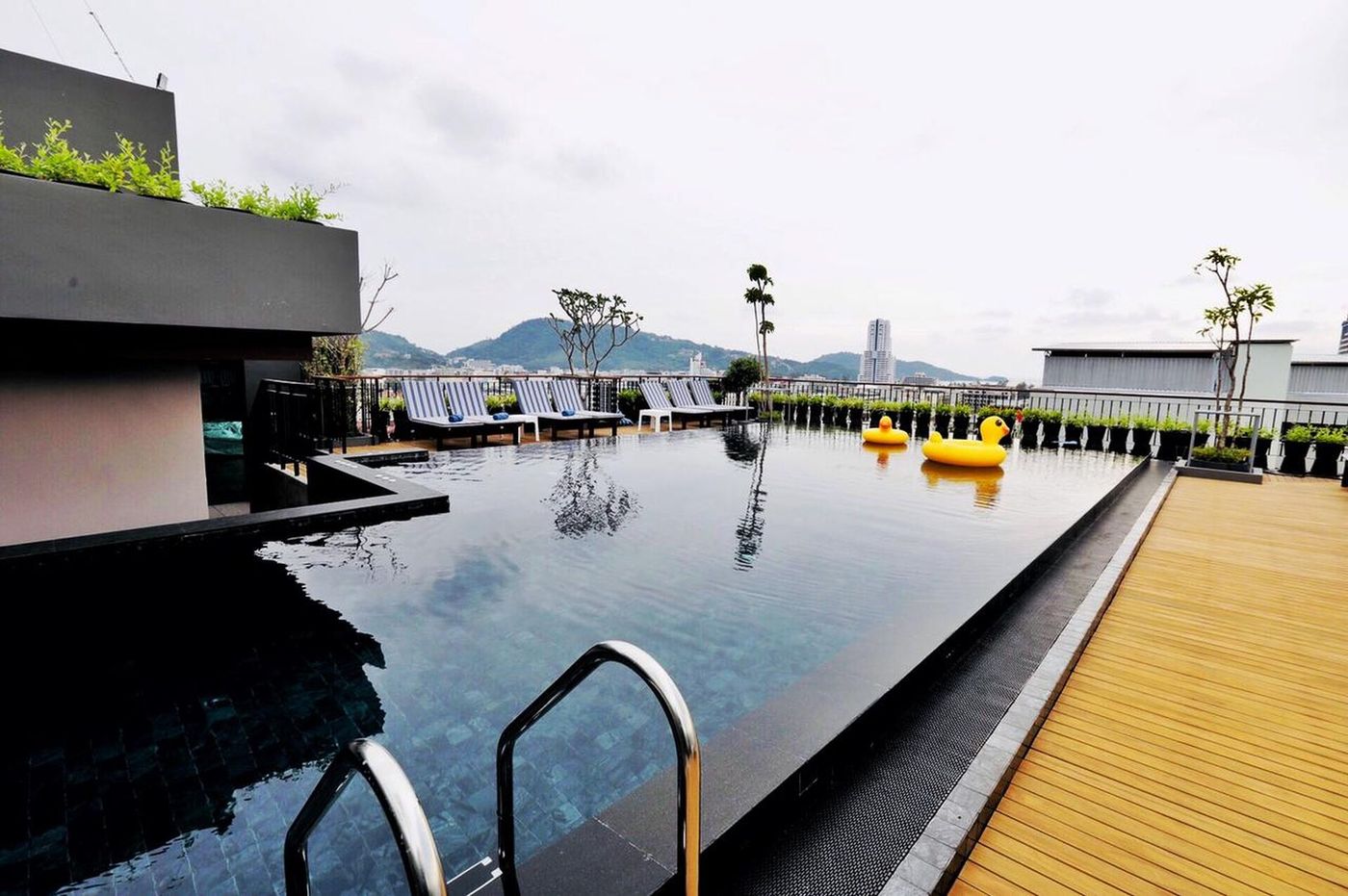 Rak-Elegant-Hotel-Patong-Pool-1