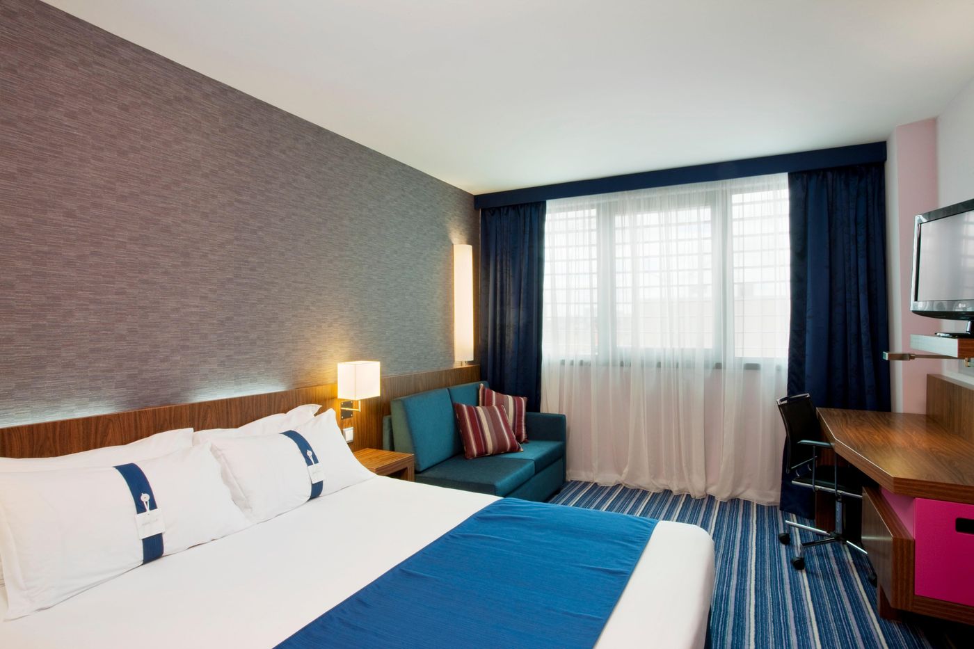 Holiday-Inn-Express-Lisbon-Airport-Room-24