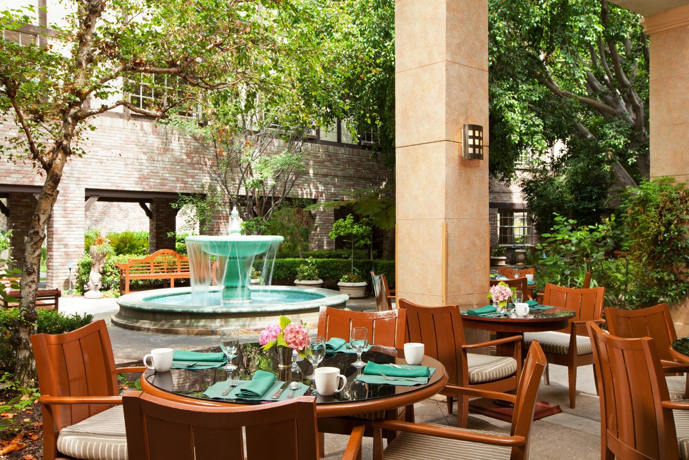 Anaheim-Majestic-Garden-Hotel-Restaurant-3