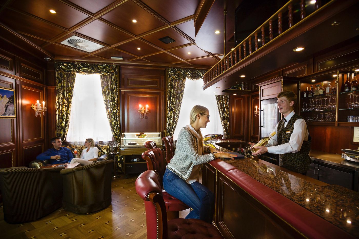 Luxury-Family-Hotel-Royal-Palace-Bar-8