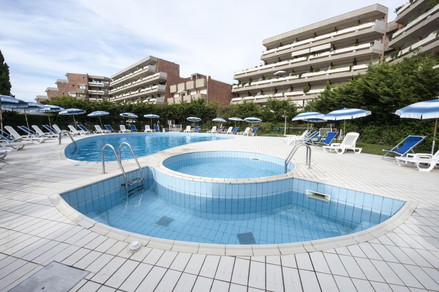 Suite-Marilia-Apartments-Pool-40