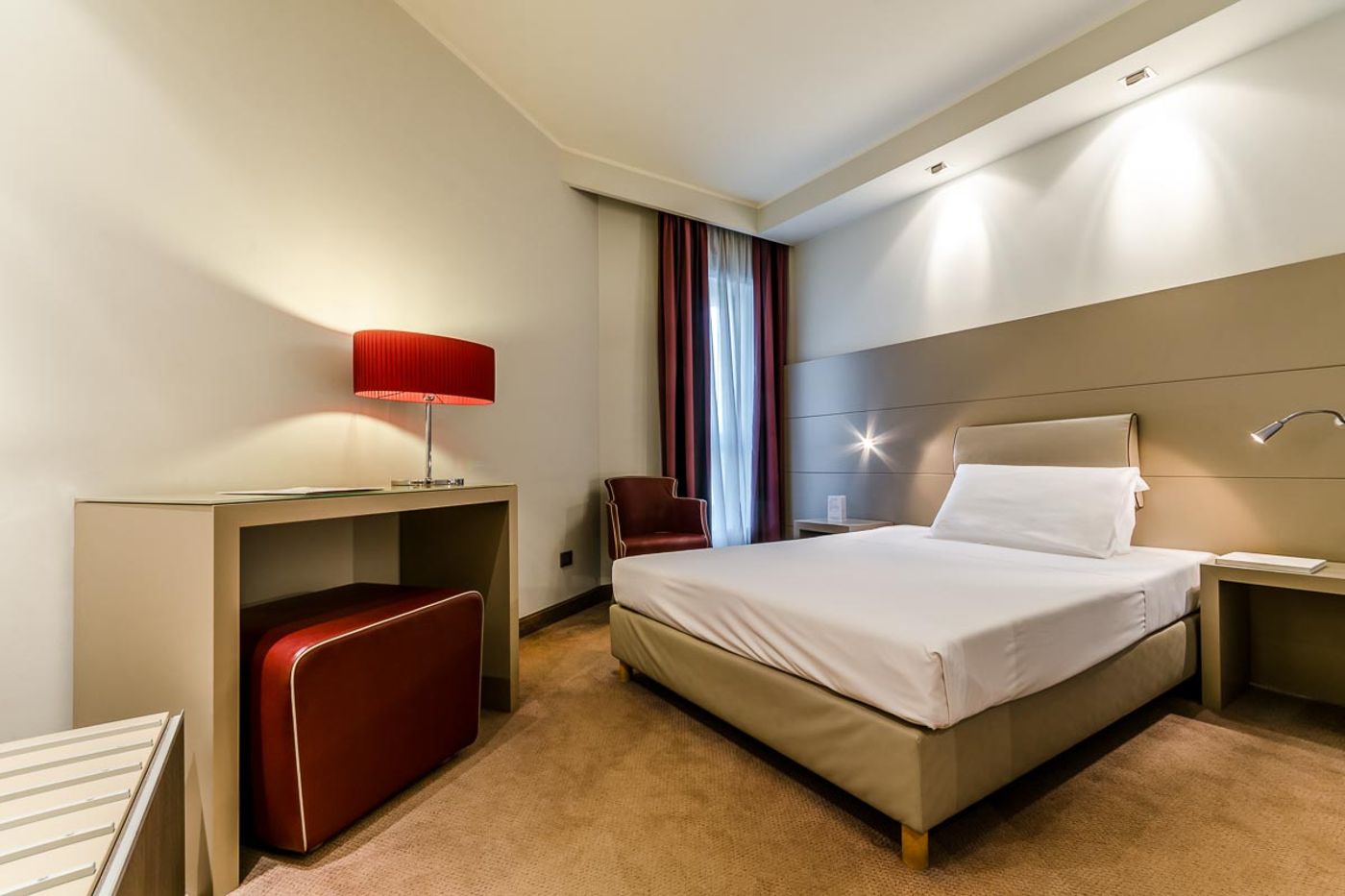 Smart-Hotel-Holiday-Room-16
