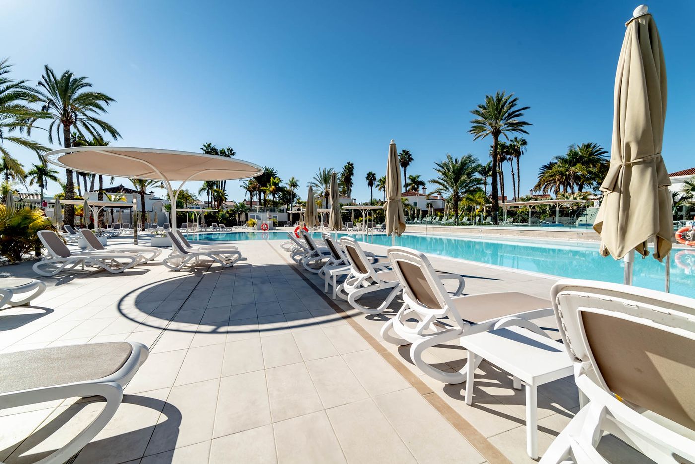 Hotel-LIVVO-Dunagolf-Suites-Pool-3