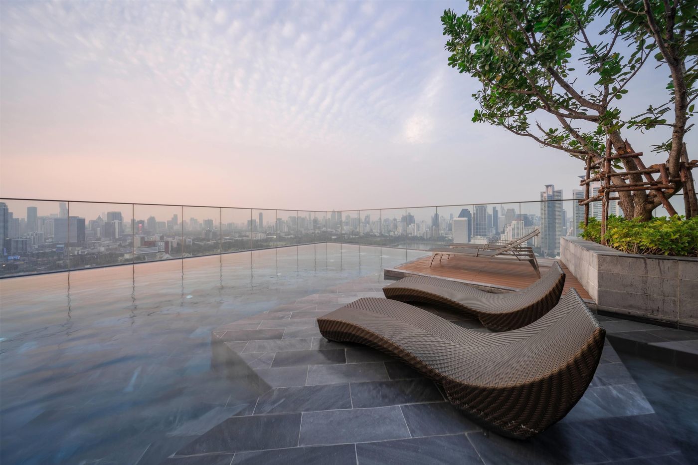 Wyndham-Bangkok-Queen-Convention-Centre-Pool-62