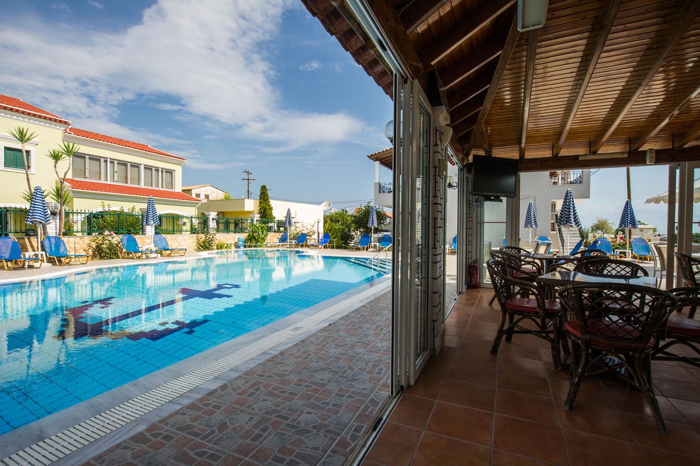 Makis Studios & Apartments