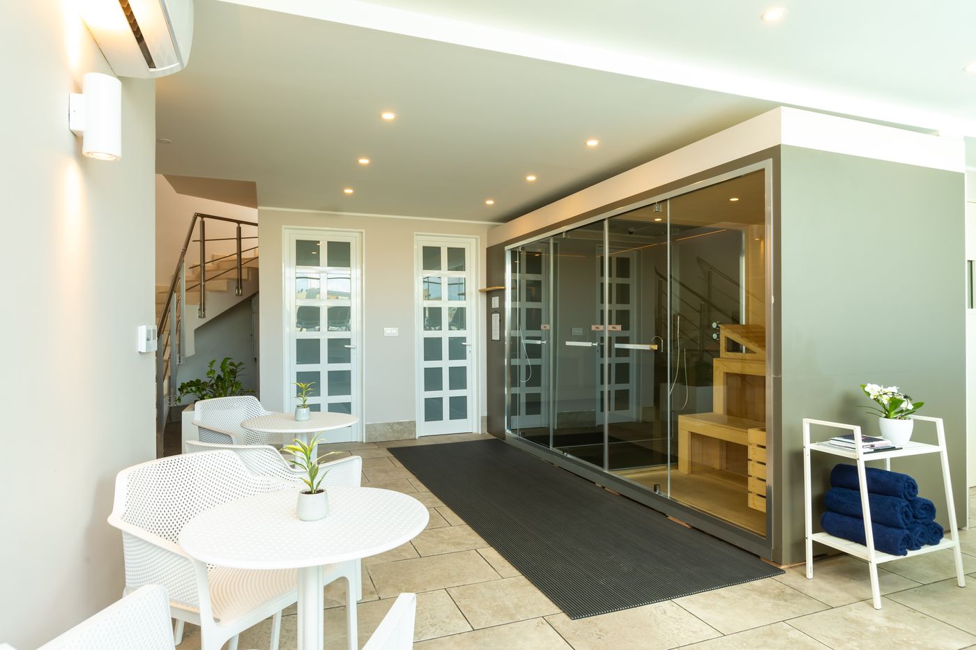 Hotel-115-The-Strand-Hotel-and-Suites-Pool-53