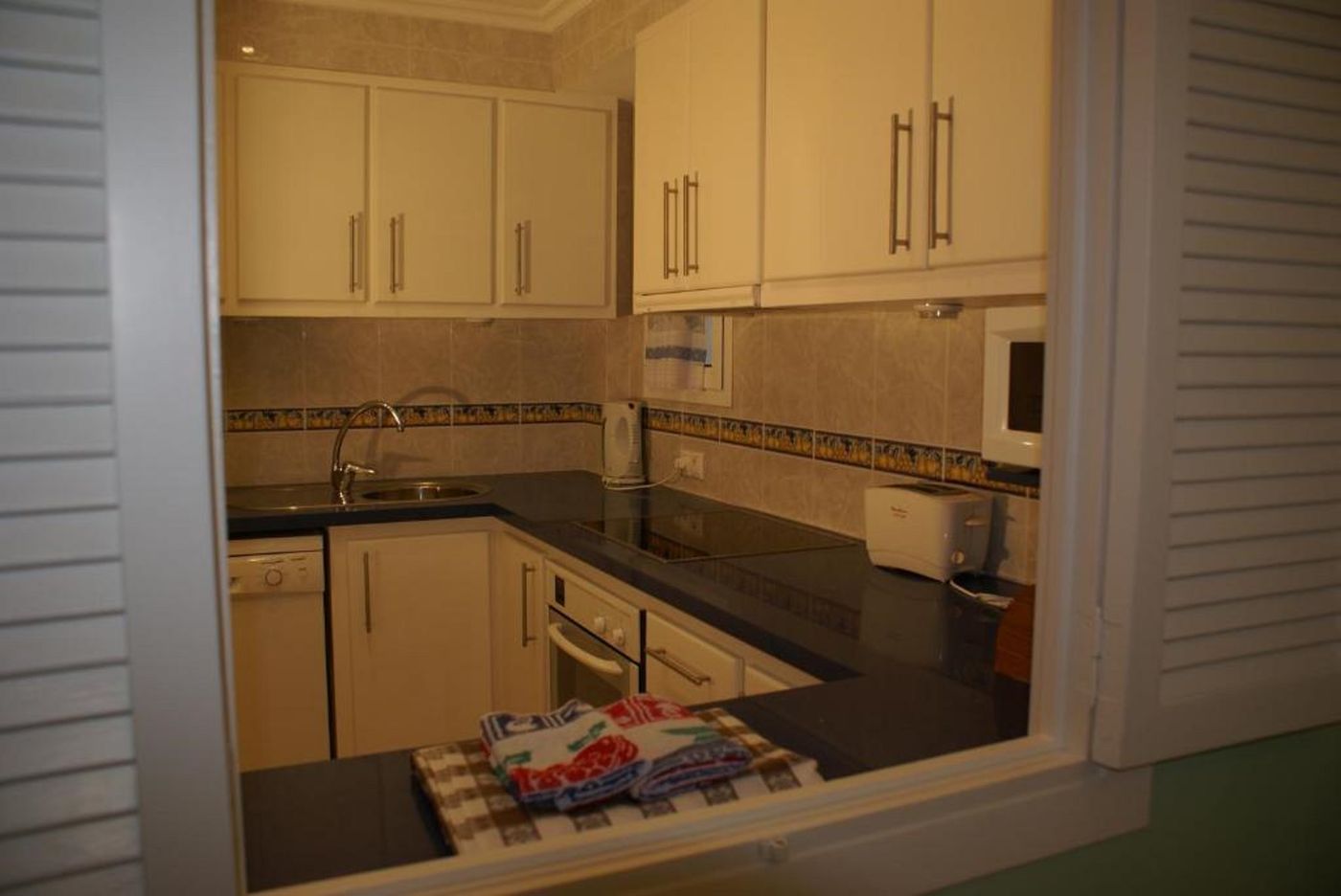 Hamilton-Court-Room-37