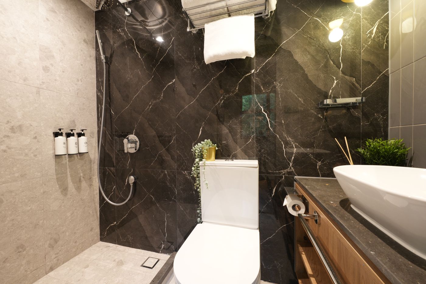 Dash-Living-on-Hollywood-Room-26