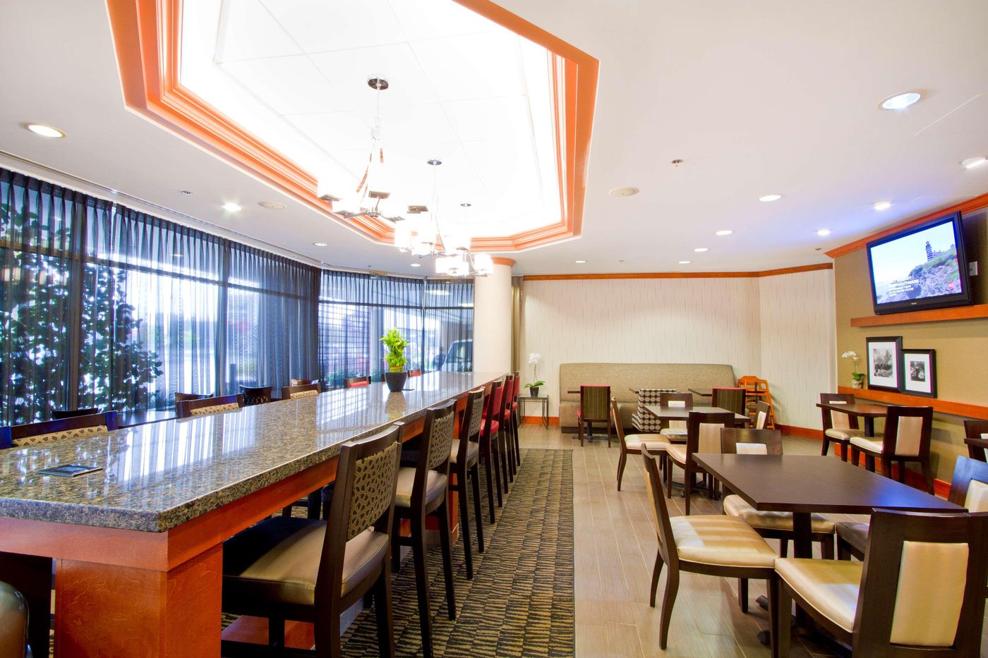 Hampton-Inn-by-Hilton-Vancouver-Airport-Restaurant-7