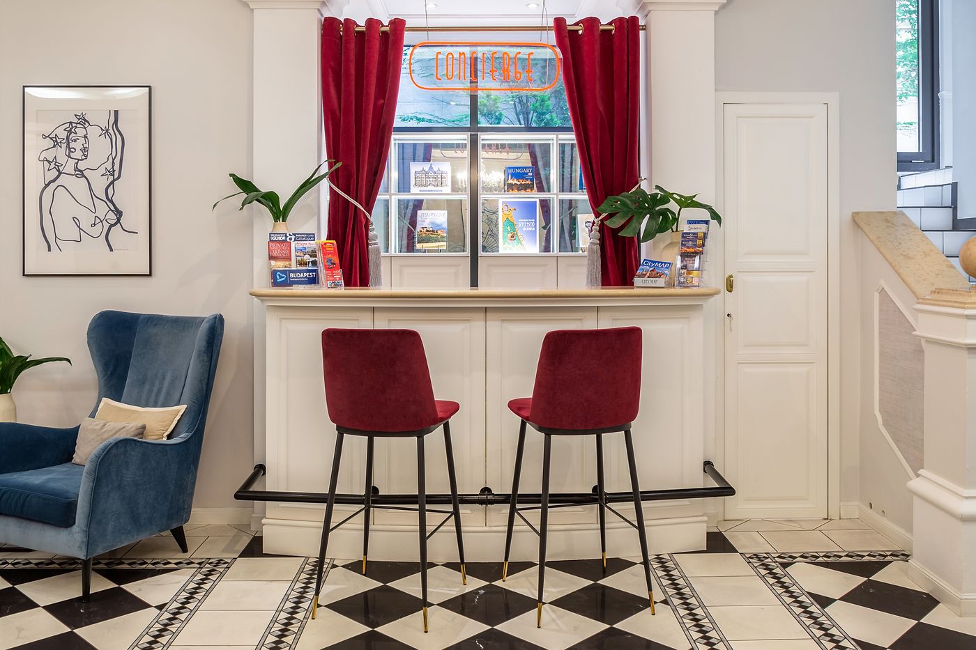 Queen-s-Court-Hotel-and-Residence-Bar-18