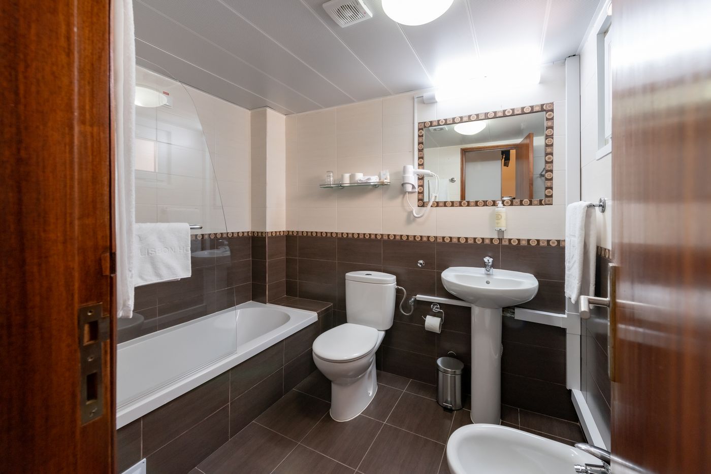 Dinya-Lisbon-Hotel---Lounge-Bar-Room-30