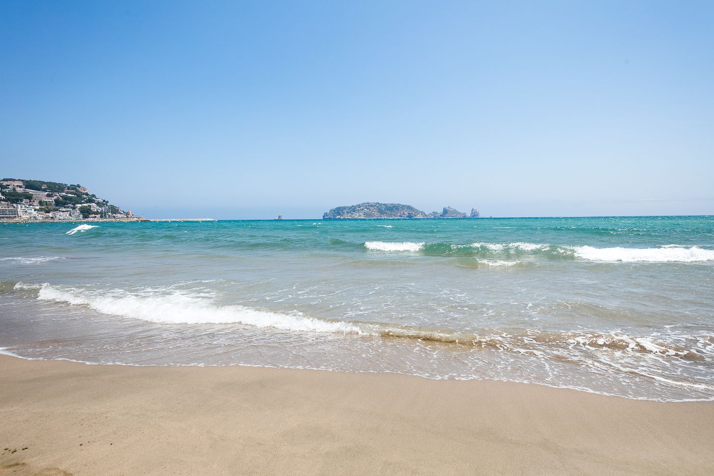 Salles-Beach-Apartments-Beach-40