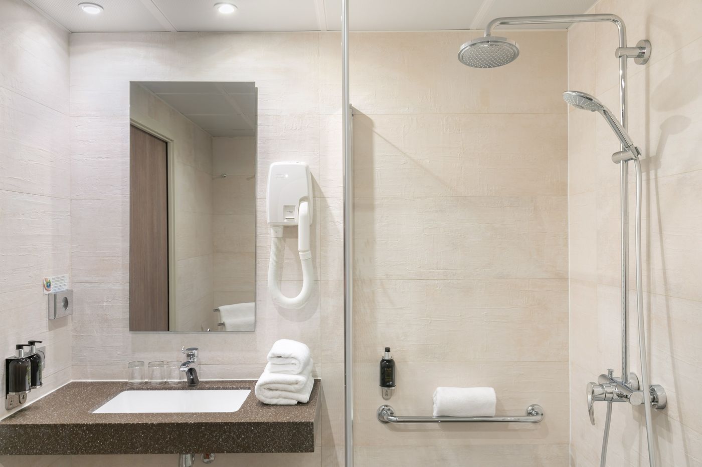 Hotel-Le-Cardinal-Room-17