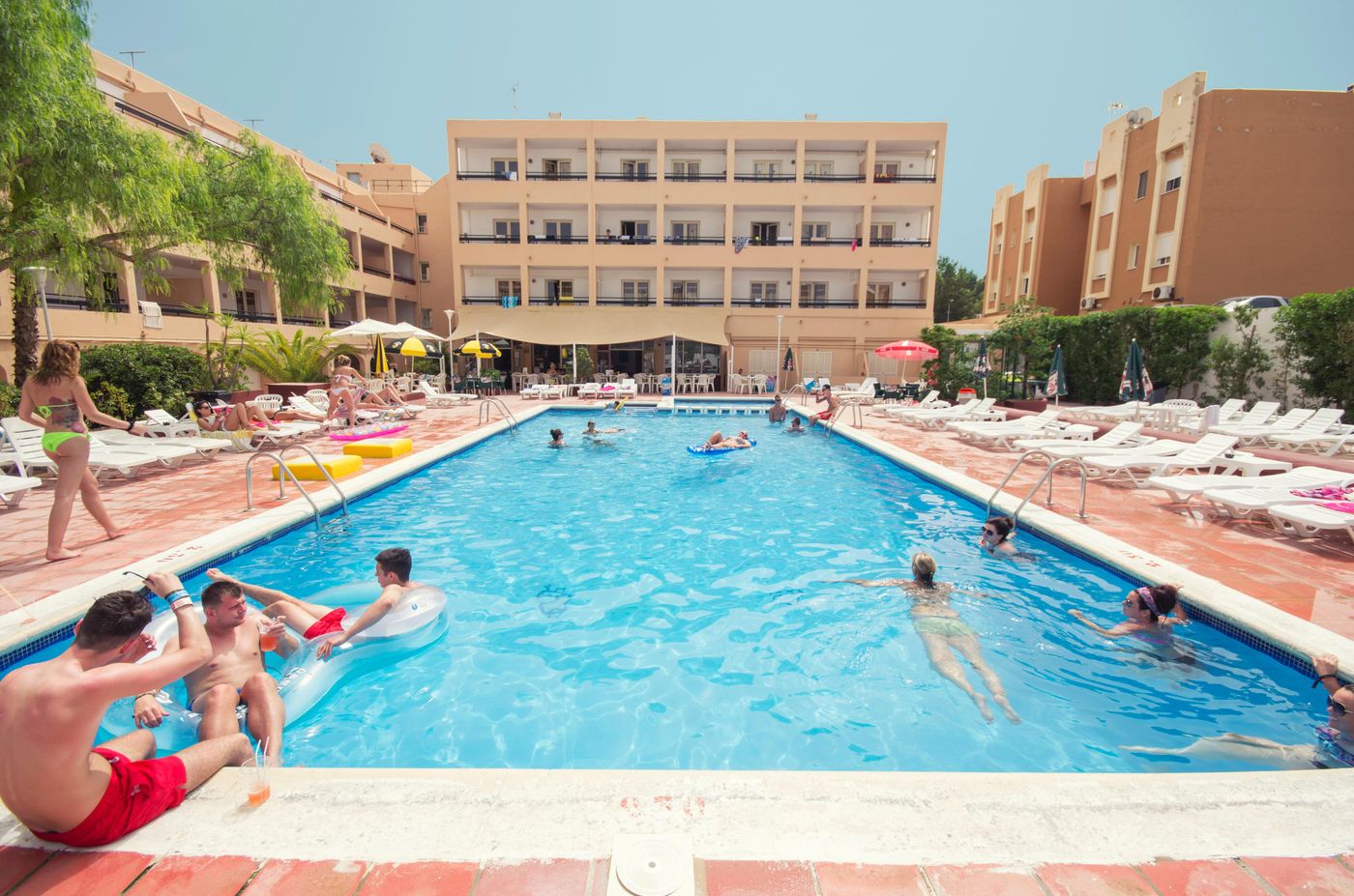 AzuLine-Apartamentos-Sunshine-Pool-4
