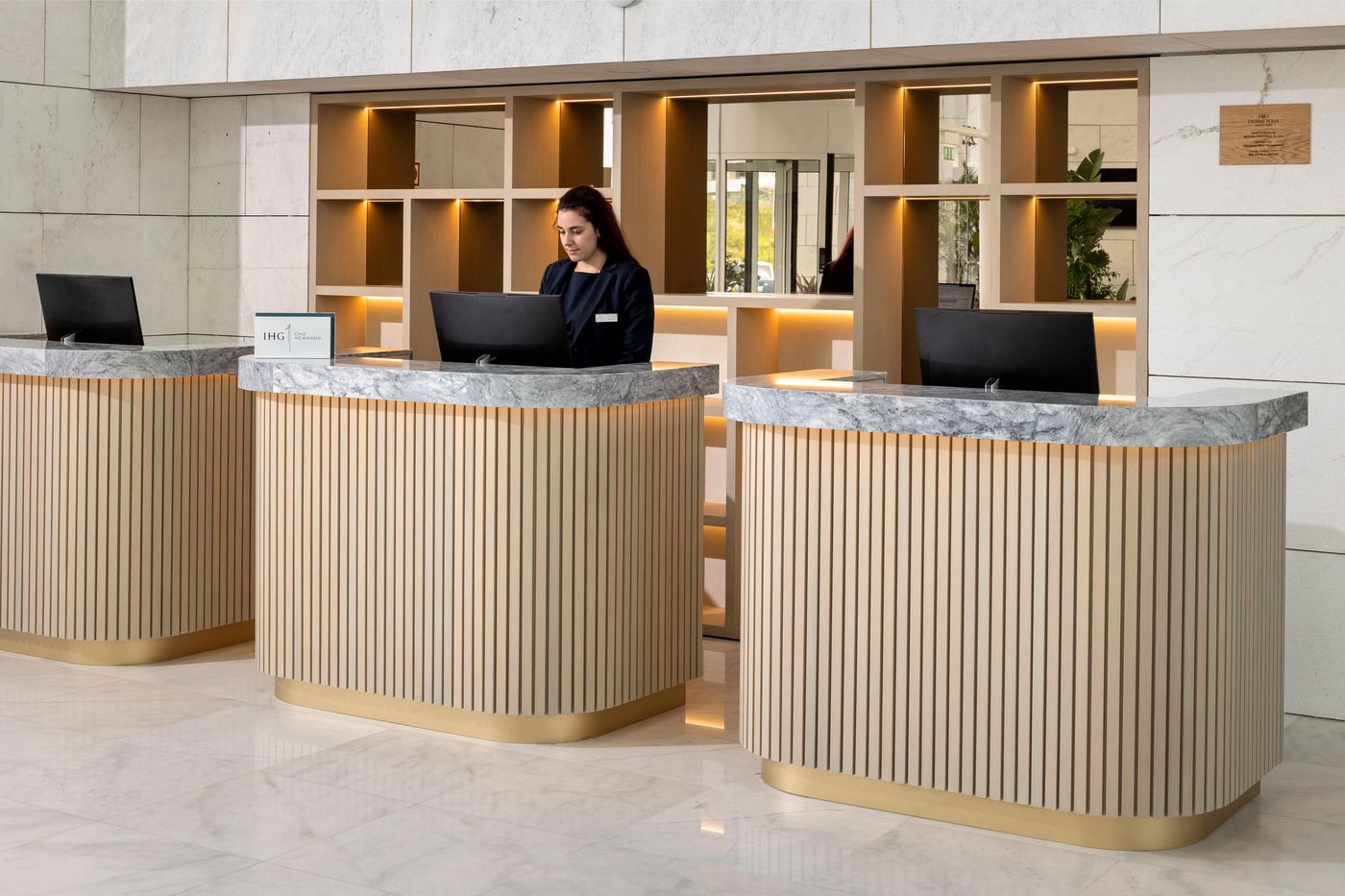 Crowne-Plaza-Caparica-Lisbon-Lobby-16