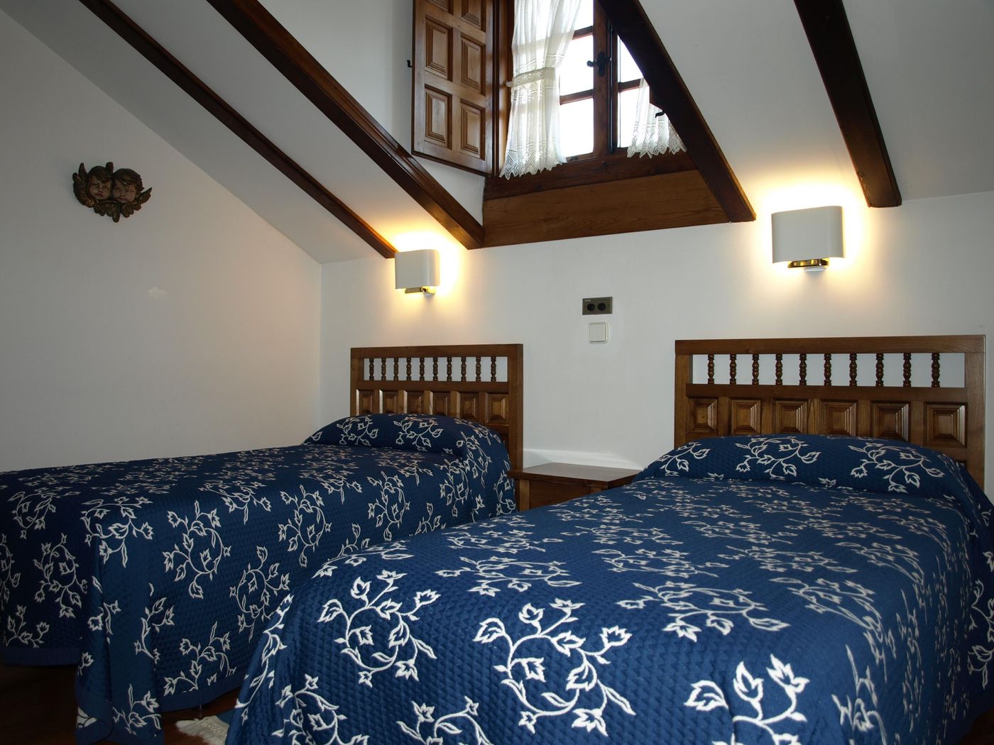 Siglo XVIII-Spain-SANTILLANA DEL MAR-Room-9