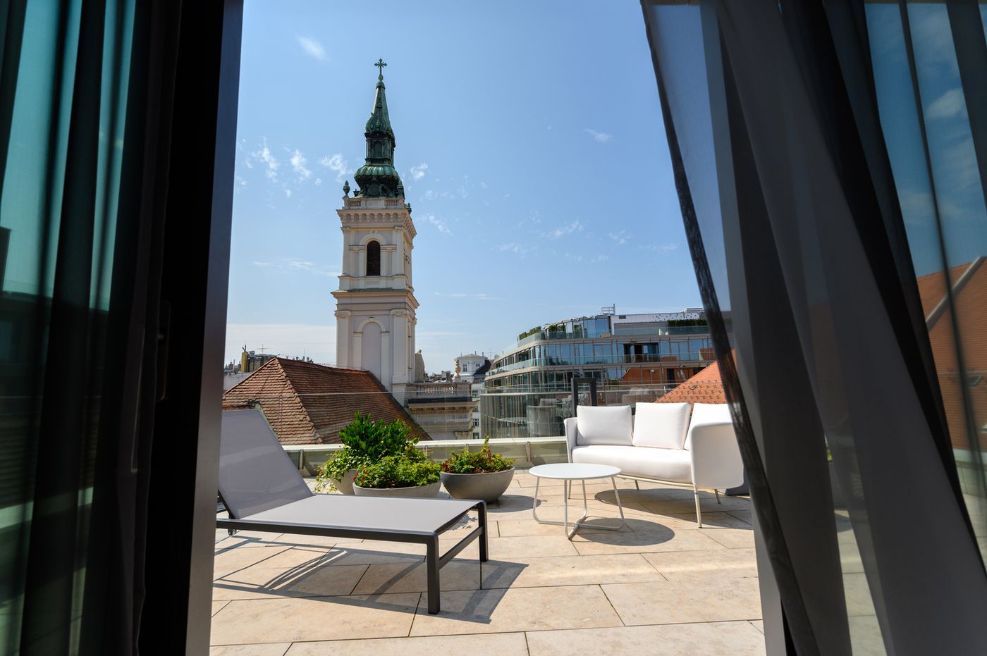 Hotel Emerald & Suites