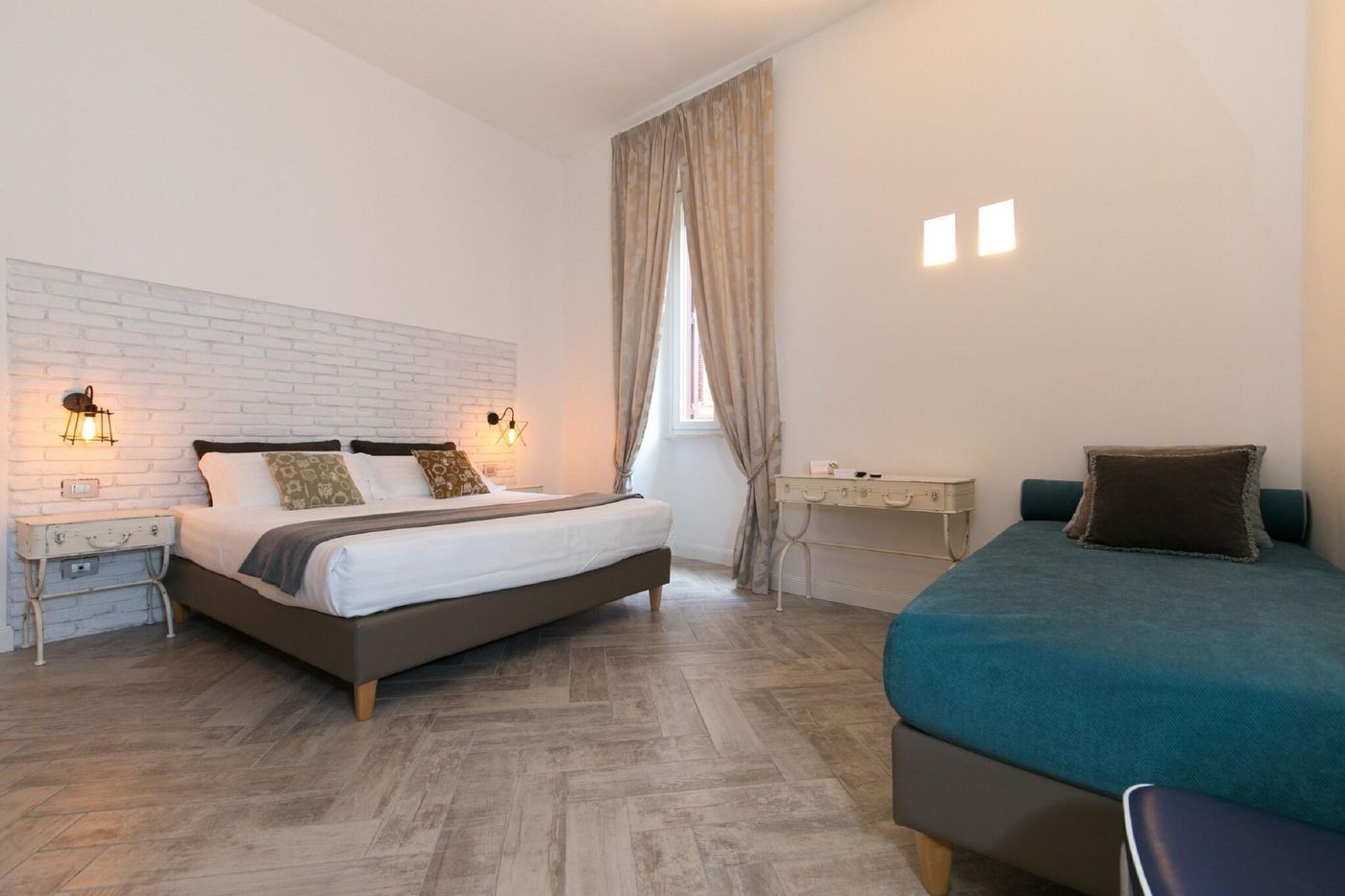 Trevi-Contemporary-Suite-Room-14