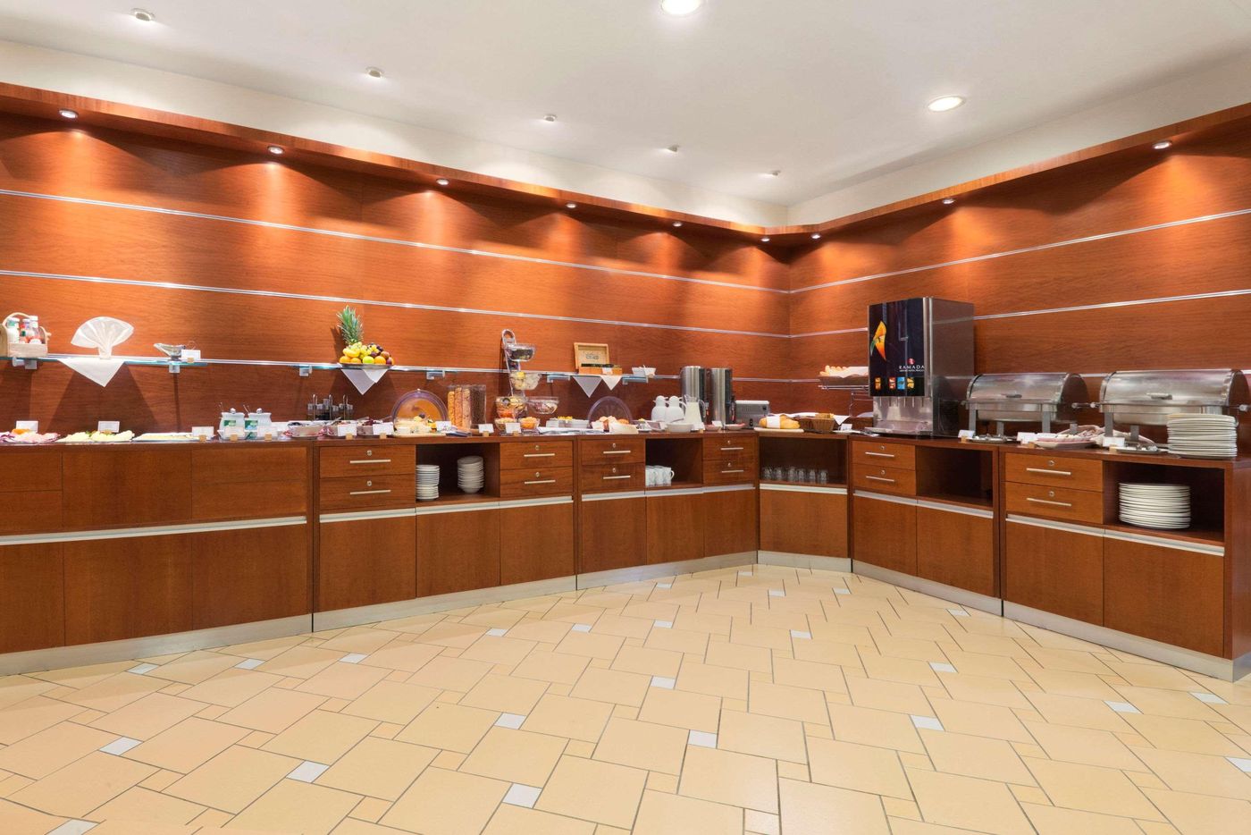 Ramada-Airport-Prague-Restaurant-19