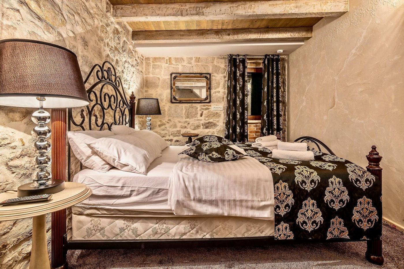 Historic-Plaza-Varos-Split-Room-15