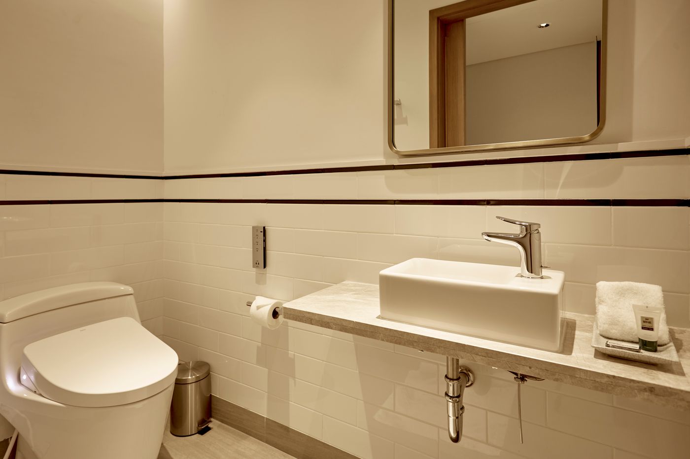 Montien-Hotel-Surawong-Room-47