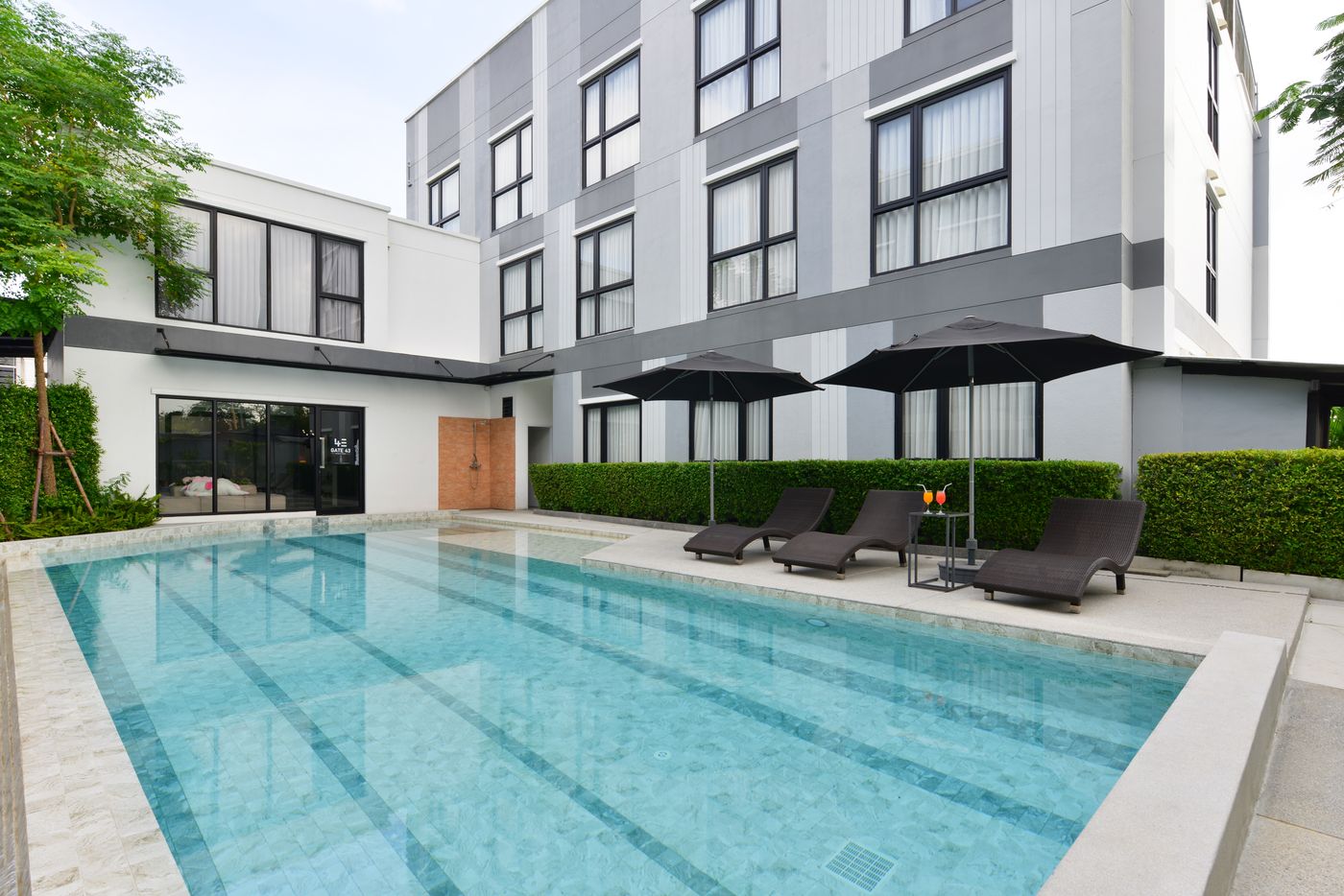 Gate43-Airport-Hotel-Pool-49