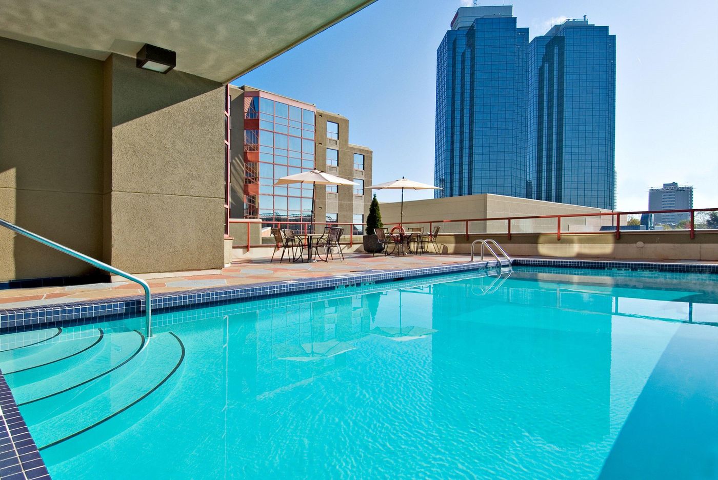 Holiday-Inn-Express-Vancouver-Metrotown--Burnaby--Pool-3