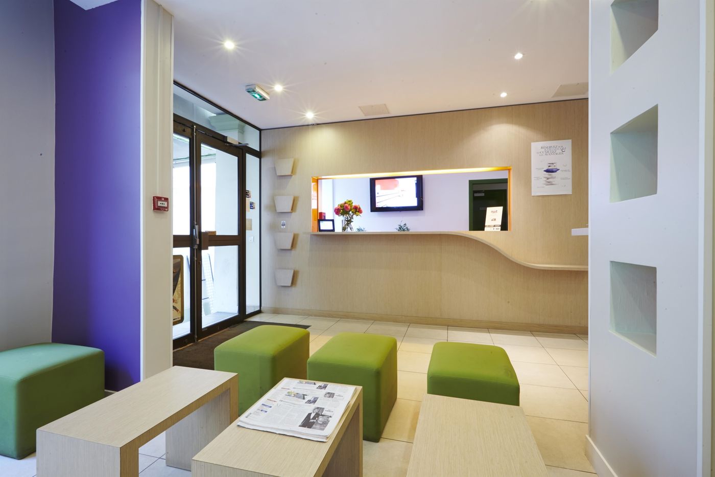 Kyriad-Par----s-10---Canal-Saint-Martin--R----publique-Lobby-21