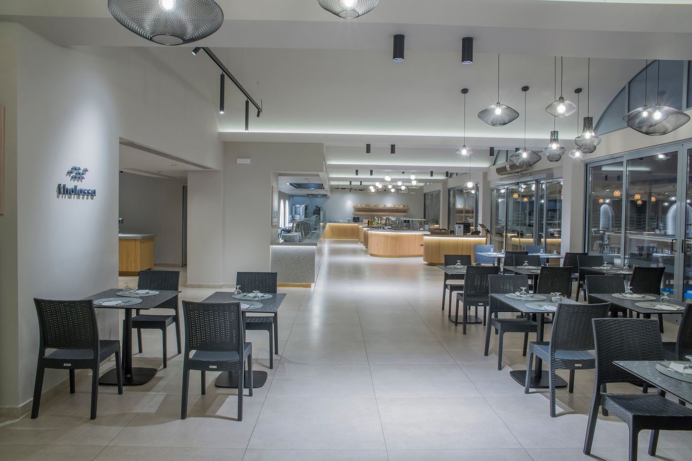 Golden-Coast-Hotel-and-Bungalows-Restaurant-12