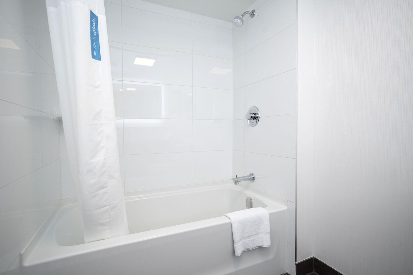 Hampton-Inn---Suites-By-Hilton-Vancouver-Downtown-Room-40