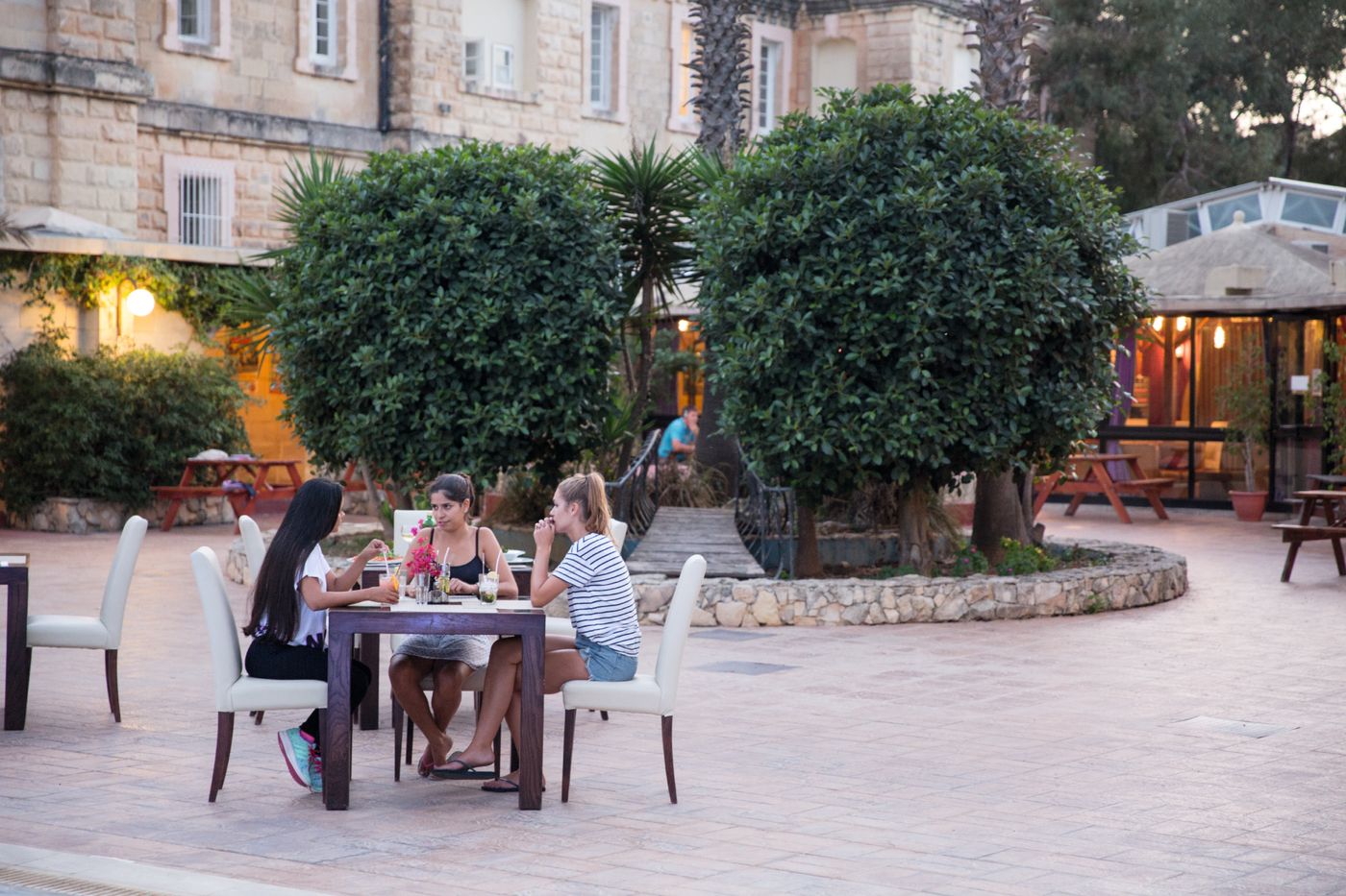 Sprachcaffe-International-Aparthotel-Pembroke-Restaurant-21