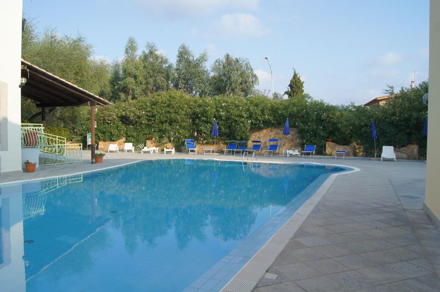 Gli-Ontani-Residence-Hotel-Pool-7