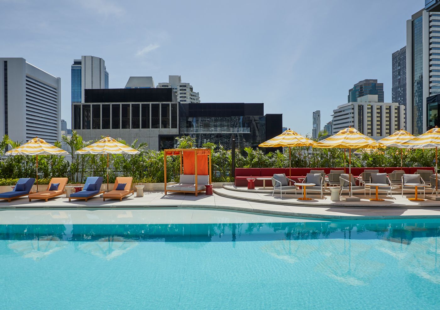 The-Standard--Bangkok-Mahanakhon-Pool-1