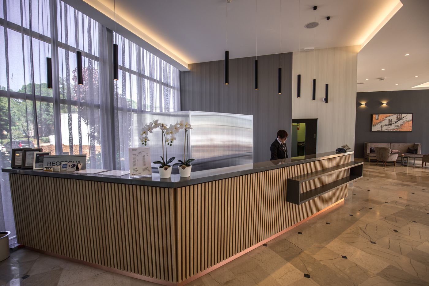 Hotel-Holiday-Lobby-58