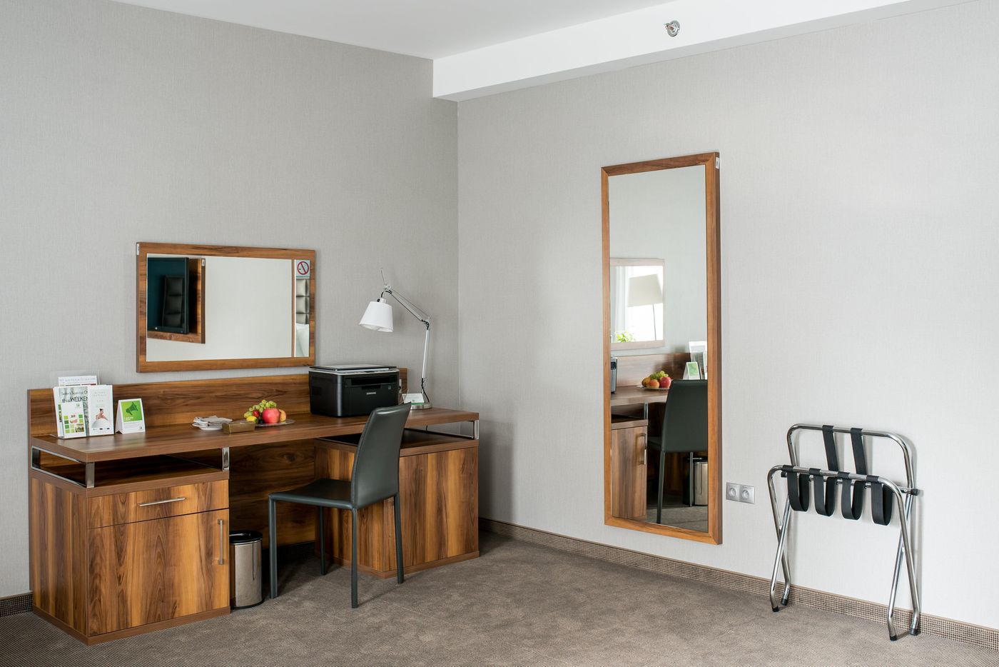 Holiday-Inn-Krakow-City-Centre-Room-8