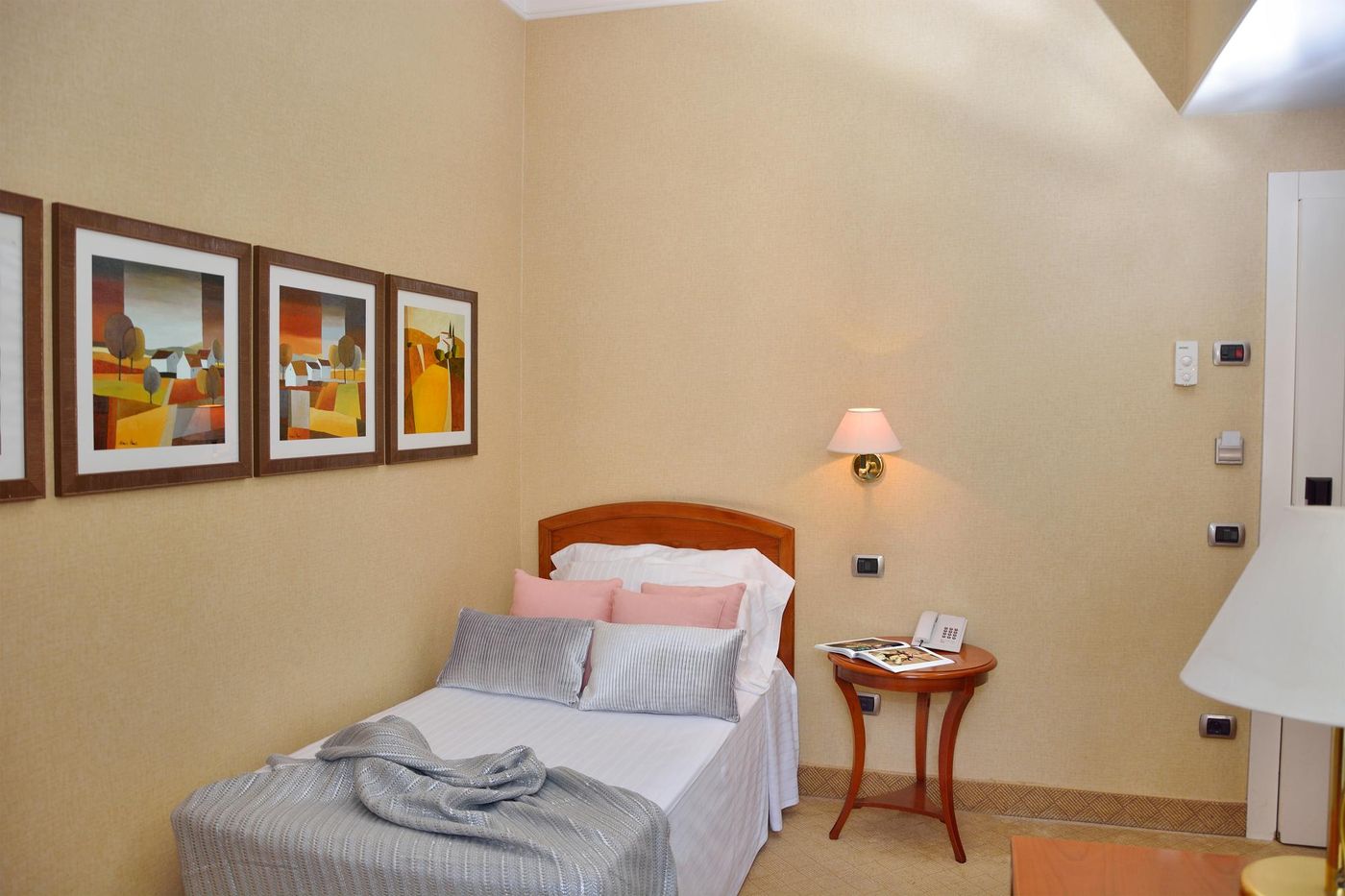 LH-Hotel-Lloyd-Rome-Room-8