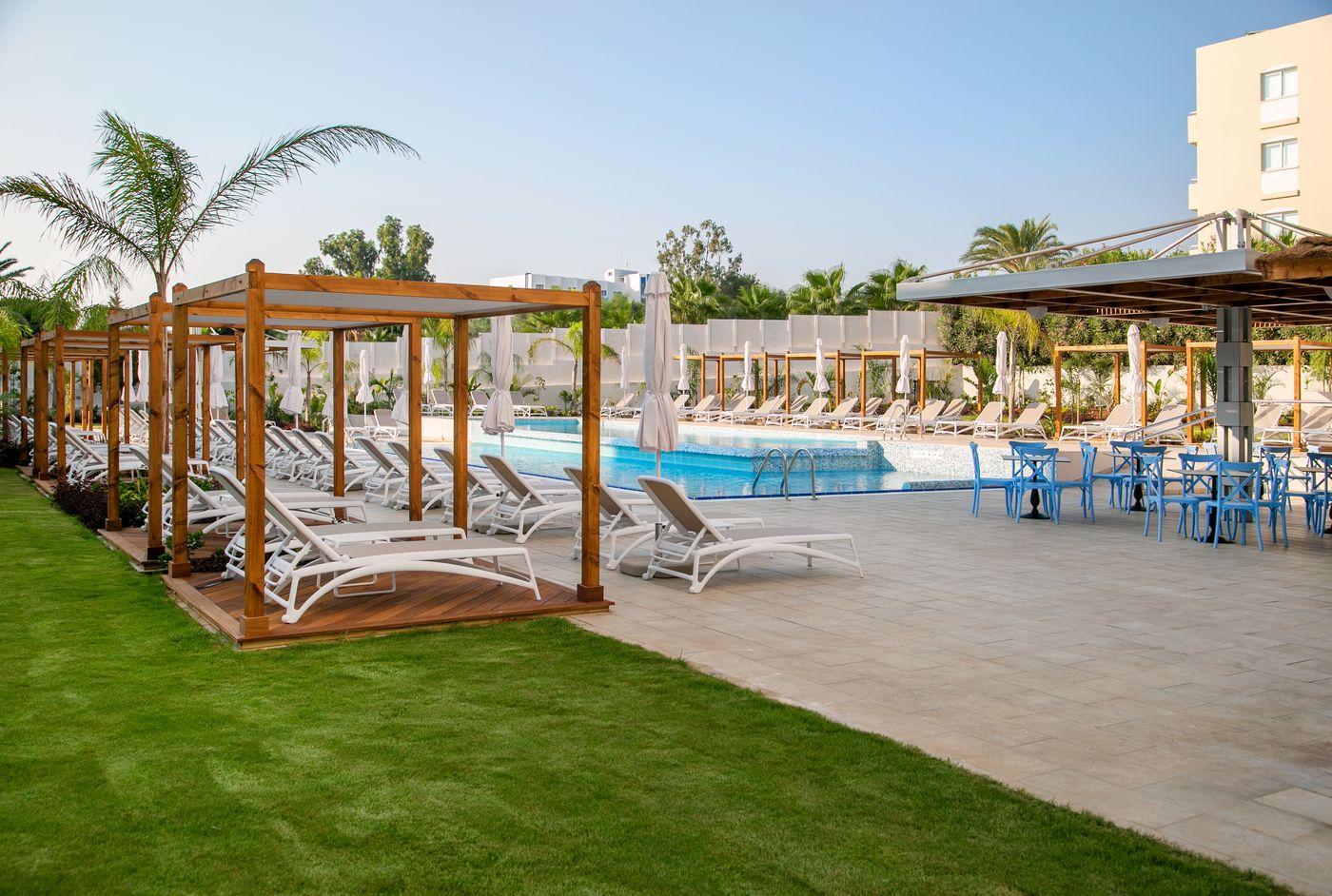 Vangelis-Hotel---Suites-Pool-9